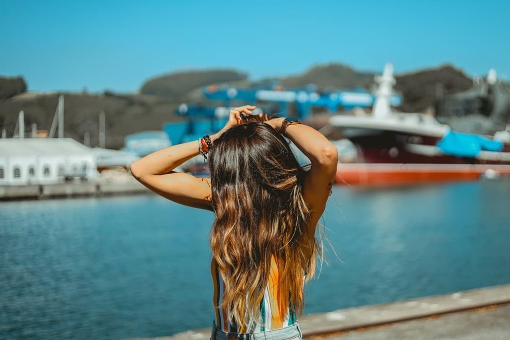 ¡Dale un toque de color a tu pelo con mechas este verano! 